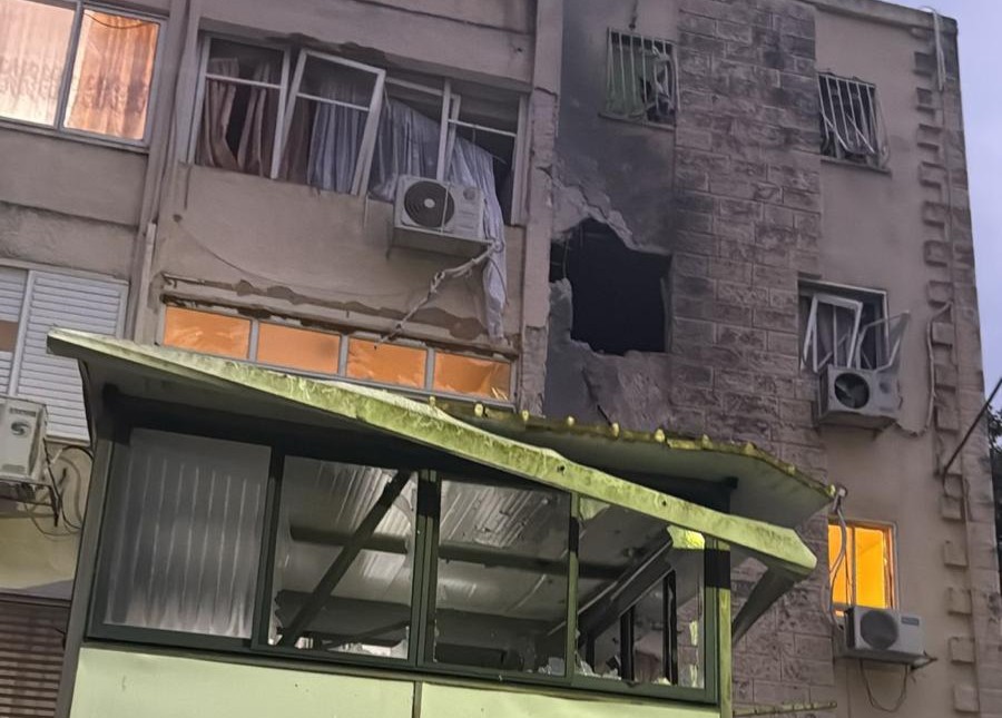 בניין שנפגע בקריית שמונה (צילום: תיעוד מבצעי מד"א) בניין שנפגע מרקטה בקריית שמונה (צילום: תיעוד מבצעי מד"א)