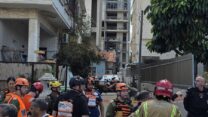 זירת נפילת שבר יירוט על מבנה בעיר רחובות במהלך המלחמה עם איראן (צילום: דוברות כבאות והצלה)