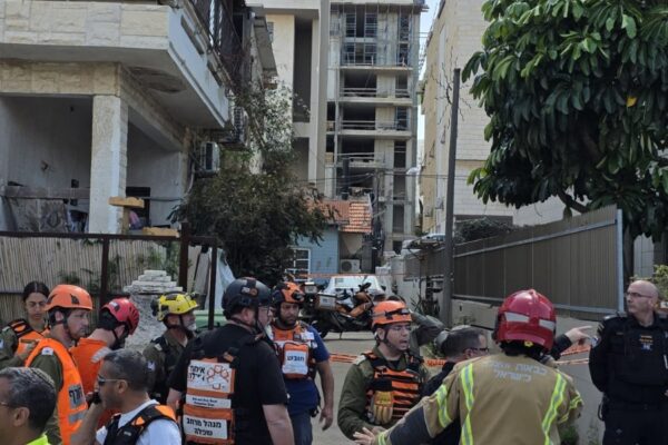 זירת נפילת שבר יירוט על מבנה בעיר רחובות במהלך המלחמה עם איראן (צילום: דוברות כבאות והצלה)