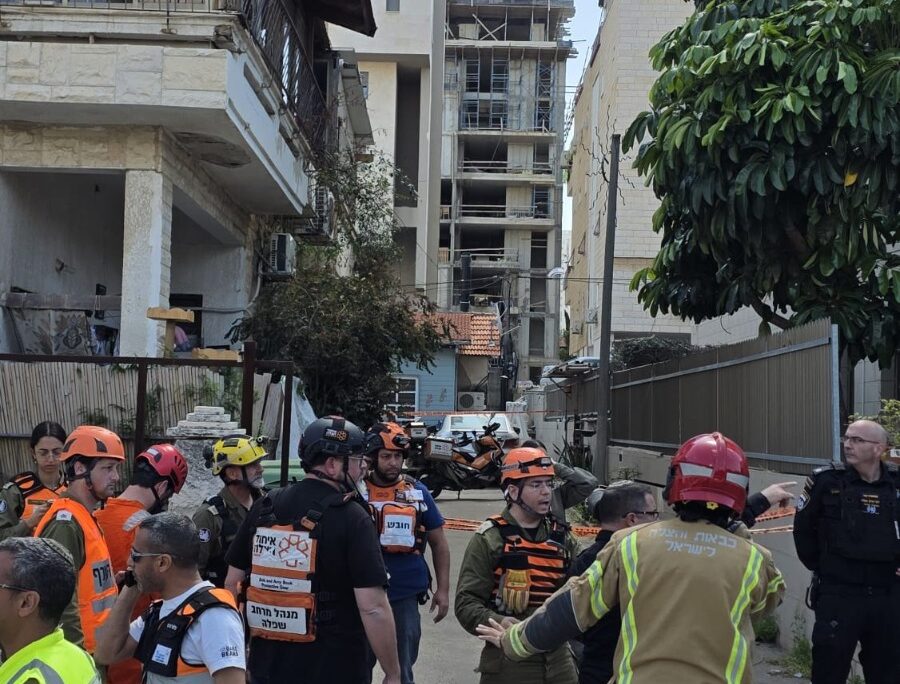 זירת נפילת שבר יירוט על מבנה בעיר רחובות במהלך המלחמה עם איראן (צילום: דוברות כבאות והצלה) זירת נפילת שבר יירוט על מבנה בעיר רחובות במהלך המלחמה עם איראן (צילום: דוברות כבאות והצלה)