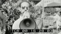 אבי אנגל בהפגנת הנעימים והנעמות, 1975 (צילום: אלבום פרטי)