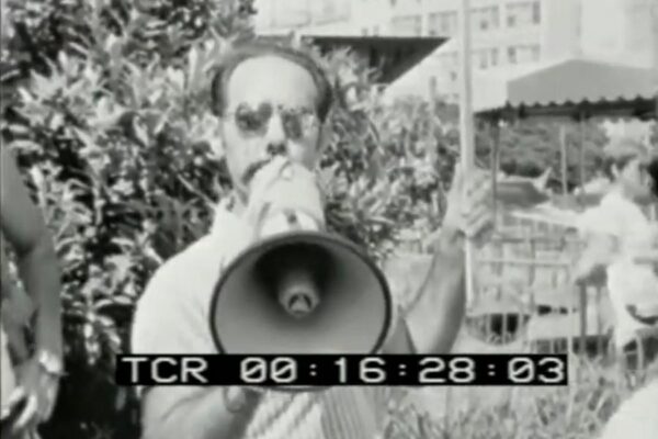 אבי אנגל בהפגנת הנעימים והנעמות, 1975 (צילום: אלבום פרטי)