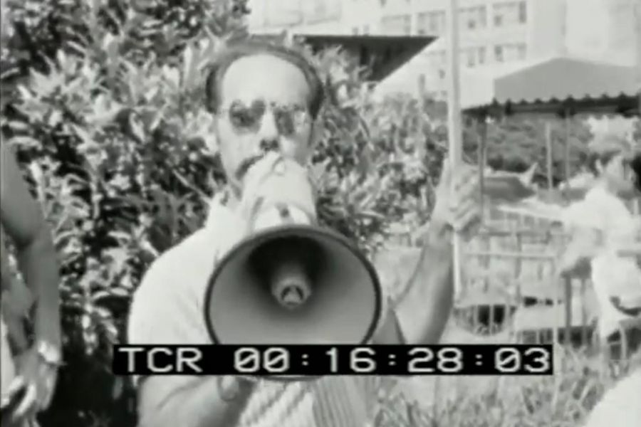 אבי אנגל בהפגנת הנעימים והנעמות, 1975 (צילום: אלבום פרטי) אבי אנגל בהפגנת הנעימים והנעמות, 1975 (צילום: אלבום פרטי)