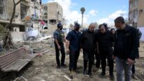 ראש הממשלה בנימין נתניהו (שלישי מימין) וראש עיריית ערד יאיר מעיין בזירת הנפילה בעיר (צילום: אבי אוחיון/ לע"מ)