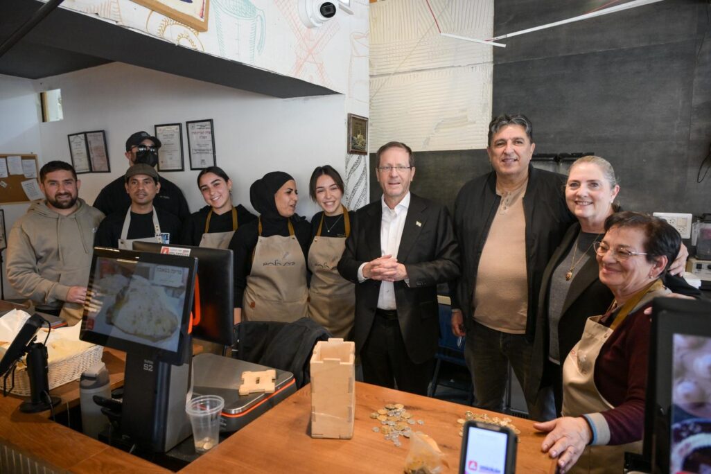 נשיא המדינה ביקר במאפיית משפחתו של שורד השבי שגב כלפון, שנפגעה מפגיעת הטיל בדימונה (צילום: דוברות בית הנשיא)