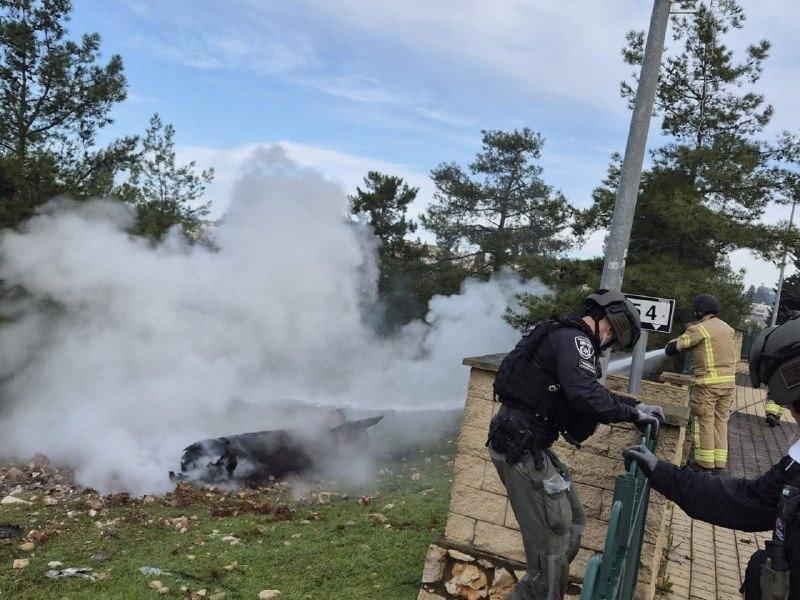 נפילת שבר יירוט בצפת (צילום: כבאות והצלה) נפילת שבר יירוט בצפת (צילום: כבאות והצלה)