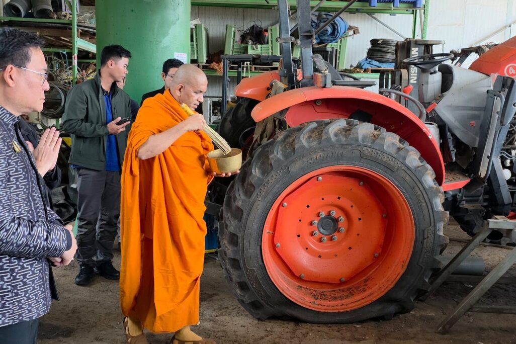 הנזיר עופר בטקס הפרידה מצ'אוואט ואלניל (צילום: משק עוזר)