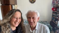 בוריס שטרן, ניצול שואה ווטרן בן 99, יחד עם העובדת הסוציאלית שמלווה אותו במסירות, מישל קסוטו (צילום: אלבום פרטי)