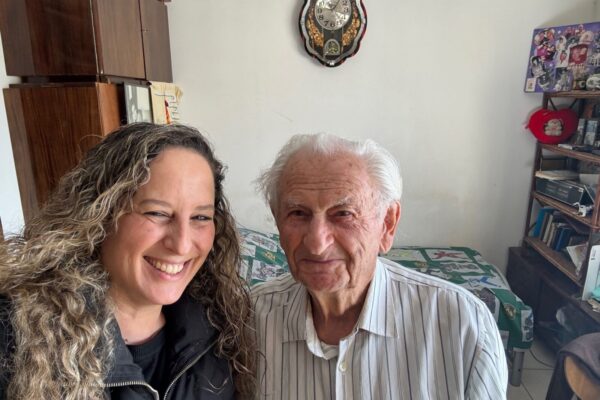 בוריס שטרן, ניצול שואה ווטרן בן 99, יחד עם העובדת הסוציאלית שמלווה אותו במסירות, מישל קסוטו (צילום: אלבום פרטי)