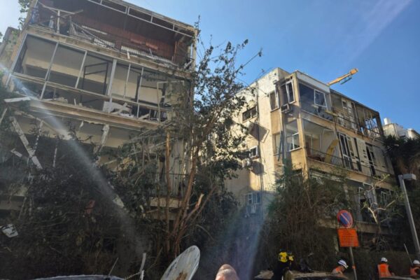 בניין שנפגע מירי טיל איראני בתל אביב (צילום: כבאות והצלה)