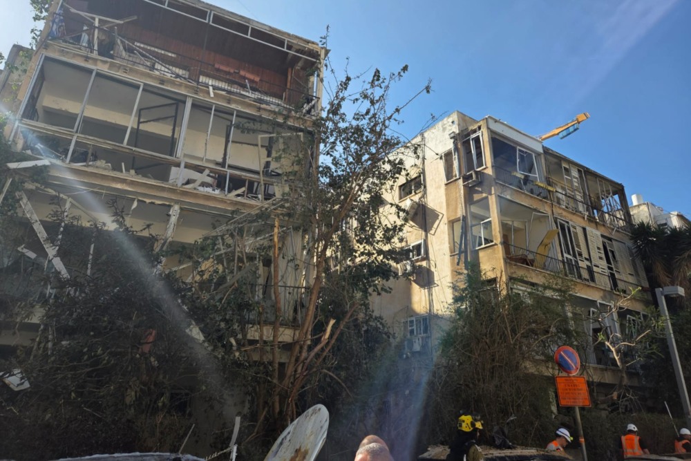 בניין שנפגע מירי טיל איראני בתל אביב (צילום: כבאות והצלה)