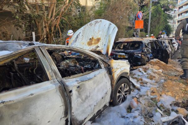 כלי רכב שניזוקו מירי מאיראן בתל אביב (צילום: כבאות והצלה)