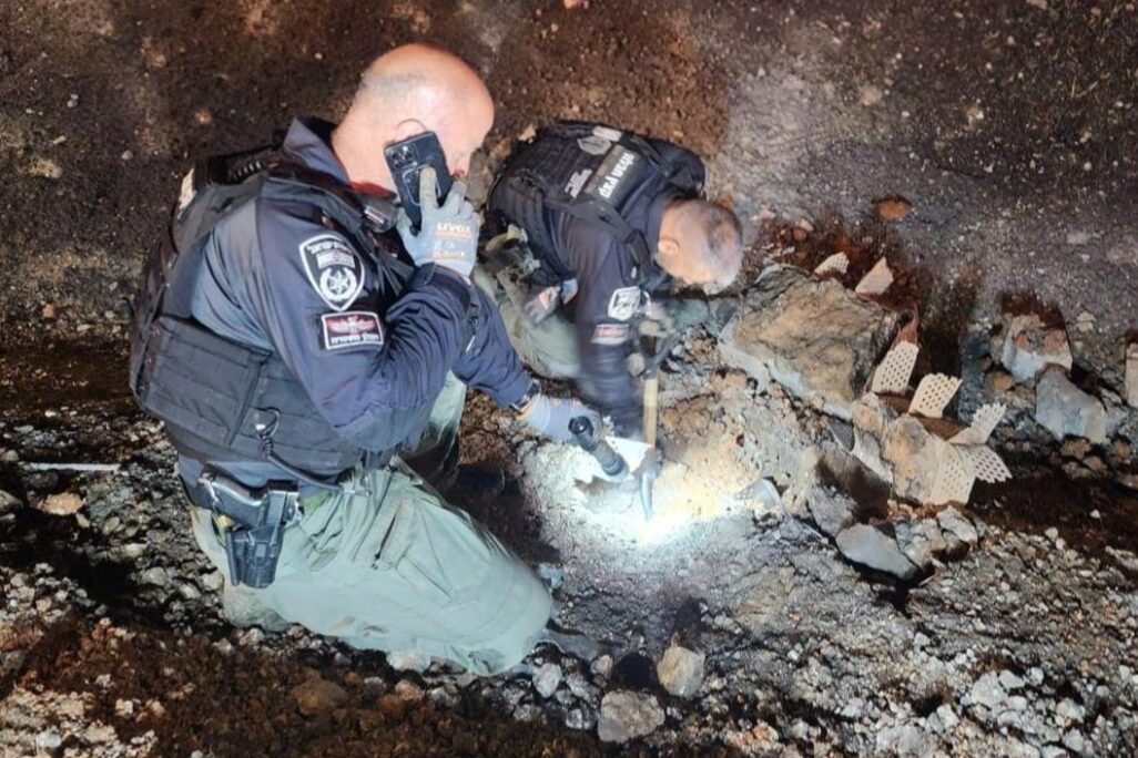 שוטרים בזירת נפילת אמל"ח באצבע הגליל (צילום: דוברות המשטרה)