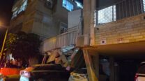 מרפסת שקרסה מפגיעת טיל איראני בבני ברק (צילום: כבאות והצלה)