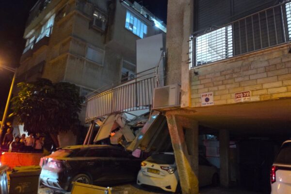 מרפסת שקרסה מפגיעת טיל איראני בבני ברק (צילום: כבאות והצלה)