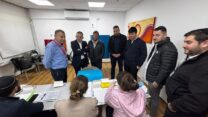 מנכ"ל משרד הפנים, ישראל אוזן (עומד, שני משמאל) בביקור בקלפי בבחירות החוזרות לראשות העיר עכו (צילום: משרד הפנים)