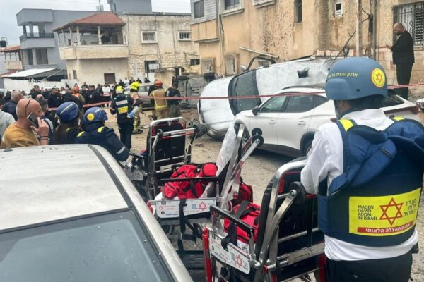 צוותים רפואיים של מד"א בזירת פגיעת טיל מאיראן בכפר קאסם (צילום: תיעוד מבצעי מד"א)