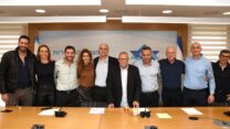 חתימת הסכם לעובדי הרשויות המקומיות בבית ההסתדרות (צילום: יסמין גיל / דוברות ההסתדרות)