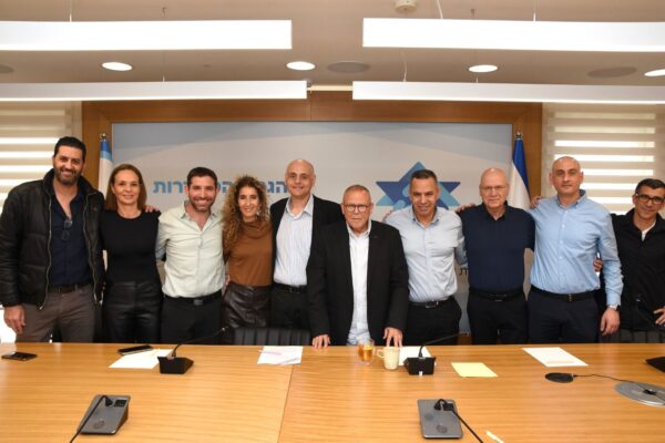 חתימת הסכם לעובדי הרשויות המקומיות בבית ההסתדרות (צילום: יסמין גיל / דוברות ההסתדרות) חתימת הסכם לעובדי הרשויות המקומיות בבית ההסתדרות (צילום: יסמין גיל / דוברות ההסתדרות)