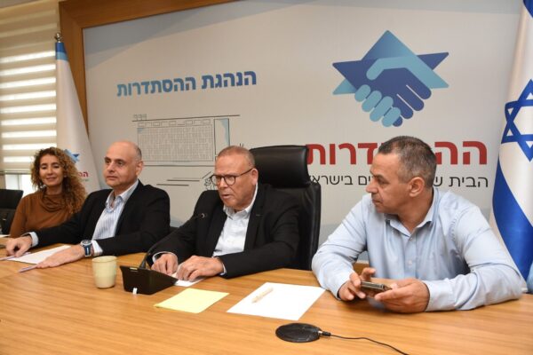 מ"מ יו"ר ההסתדרות רועי יעקב (מימין), יו"ר ההסתדרות ארנון בר-דוד, יו"ר הסתדרות המעוף גיל בר-טל והממונה על שכר ויחסי עבודה במרכז השלטון המקומי, חגית מגן (צילום: יסמין גיל / דוברות ההסתדרות)