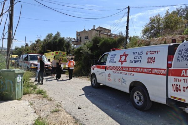 צוותי מד"א בזירת פגיעת שברי יירוט באשתאול (צילום: תיעוד מבצעי מד"א)
