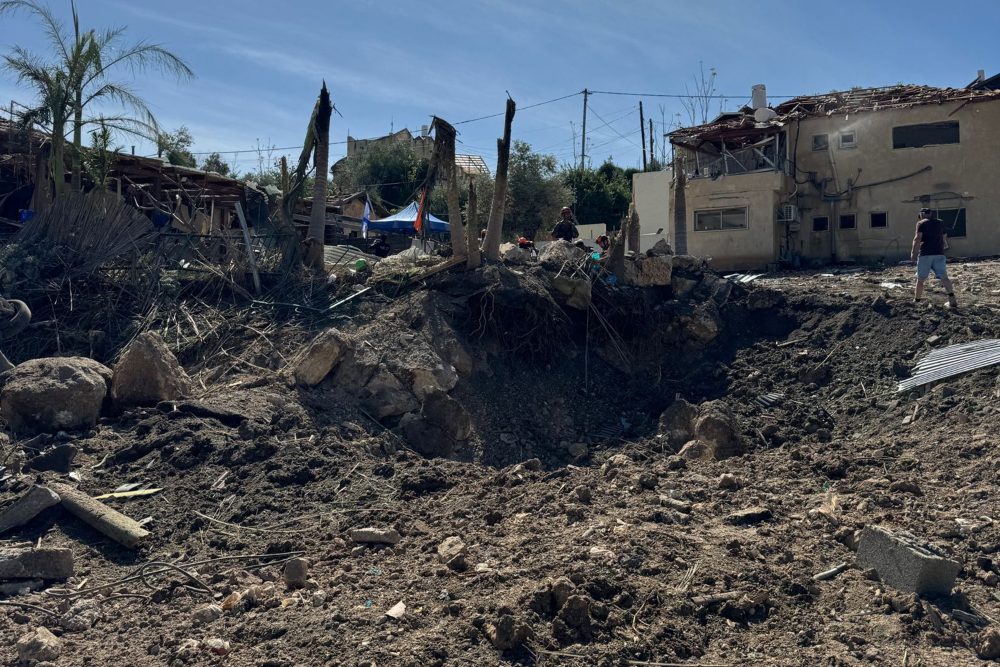 זירת פגיעת שברי יירוט במושב אשתאול (צילום: תיעוד מבצעי מד"א) זירת פגיעת שברי יירוט במושב אשתאול (צילום: תיעוד מבצעי מד"א)