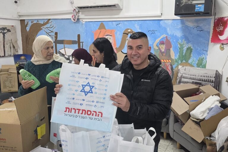 חלוקת חבילות סיוע בזרזיר (צילום: באדיבות המכון היהודי ערבי)