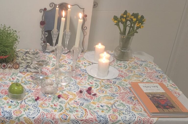 הספר 'שאה נאמה' על שולחן החג. "יש כאן אוצרות תרבותיים שחייבים להכיר" (צילום: ניצן צבי כהן)