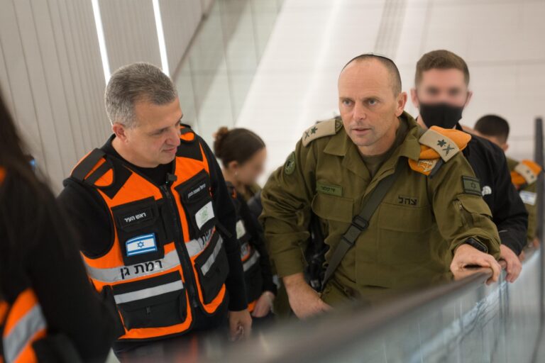 מימין: מפקד פיקוד העורף, אלוף שי קלפר (צילום: דובר צה"ל)