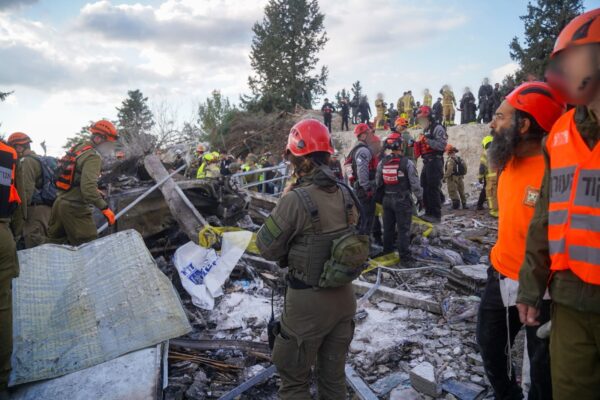 לוחמות פיקוד העורף בזירות נפילה במבצע 'שאגת הארי' (צילום: דובר צה"ל)
