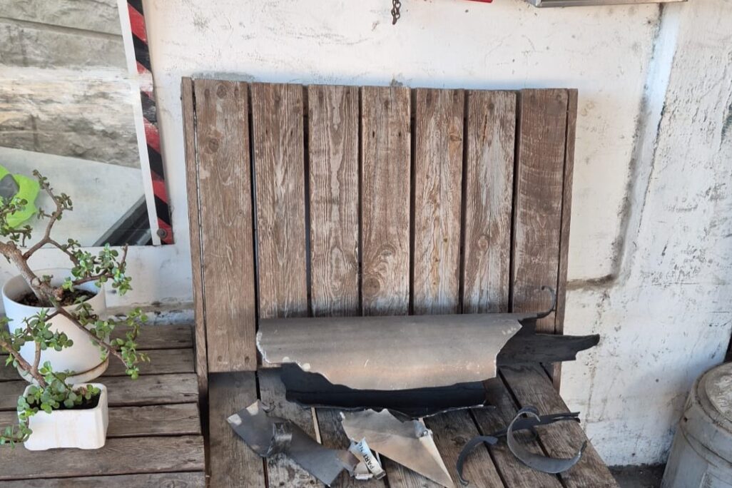 שברי יירוט באזור חדרה (צילום: דוברות המשטרה)