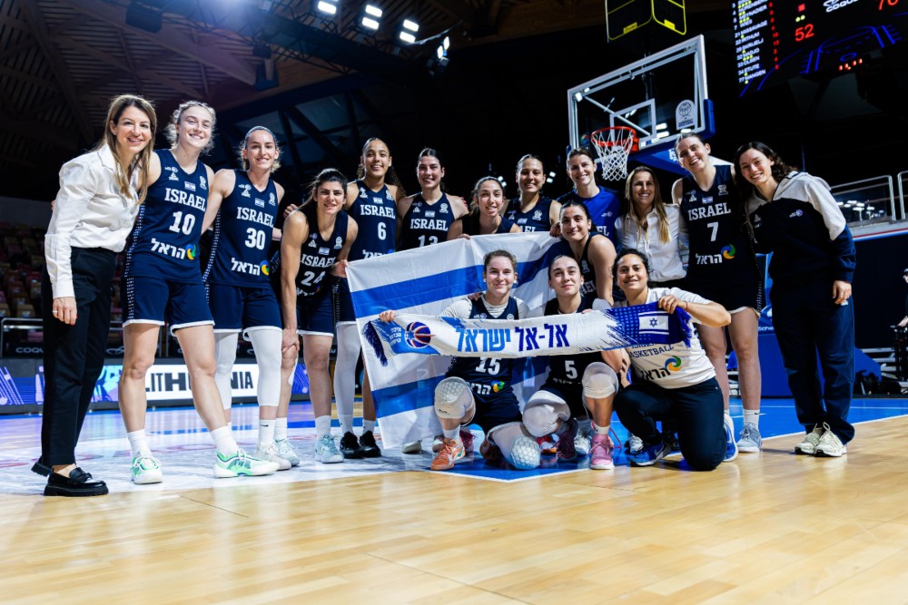שחקניות נבחרת ישראל בכדורסל במשחק מוקדמות אליפות אירופה מול לוקסמבורג (צילום: איגוד הכדורסל)