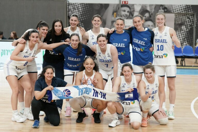 שחקניות נבחרת ישראל בכדורסל (צילום: FIBA)