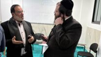 שיח' איאד עאמר משוחח עם משתתף במפגש בבית המדרש הגדול בכפר קאסם (צילום: אמיר תדמור)