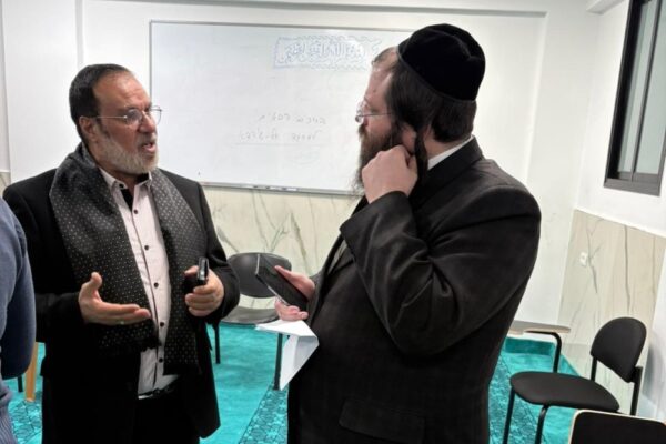 שיח' איאד עאמר משוחח עם משתתף במפגש בבית המדרש הגדול בכפר קאסם (צילום: אמיר תדמור)