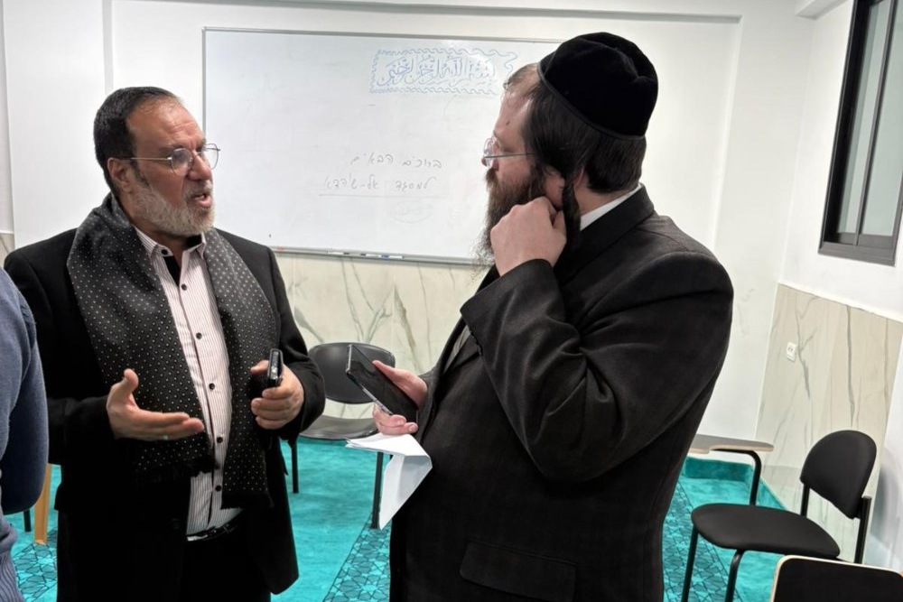 שיח' איאד עאמר משוחח עם משתתף במפגש בבית המדרש הגדול בכפר קאסם (צילום: אמיר תדמור) שיח' איאד עאמר משוחח עם משתתף במפגש בבית המדרש הגדול בכפר קאסם (צילום: אמיר תדמור)