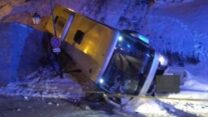 האוטובוס שהידרדר במדרון באתר הסקי ואל טורנס (צילום: TF1 INFO)
