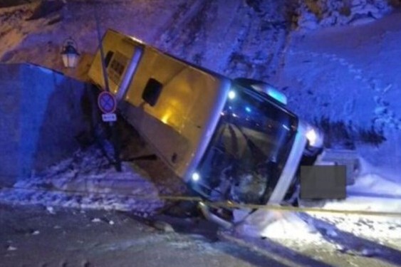 האוטובוס שהידרדר במדרון באתר הסקי ואל טורנס (צילום: TF1 INFO)