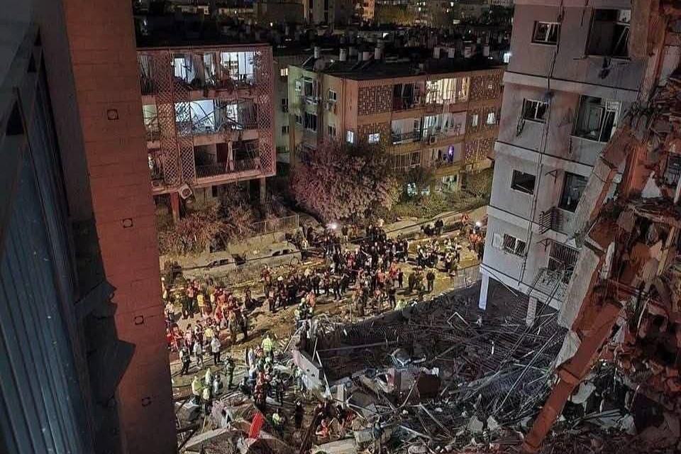 זירת פגיעת הטיל האיראני בערד (צילום: שימוש לפי סעיף 27א' לחוק זכויות יוצרים)