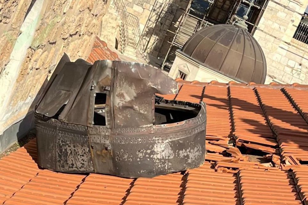 רסיס שנפל סמוך לכנסיית הקבר בעיר העתיקה בירושלים (צילום: לפי סעיף 27א לחוק זכויות יוצרים) רסיס שנפל סמוך לכנסיית הקבר בעיר העתיקה בירושלים (צילום: לפי סעיף 27א לחוק זכויות יוצרים)