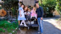 בן פיליפ קרול מכפר גלעדי עם בנותיו וחברותיהן, מחופשות לפורים. "נעשה מה שאנחנו יכולים כדי לקיים חיים נורמליים" (צילום: דוד טברסקי)