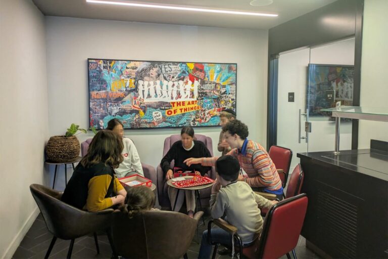 תמר חלבה (מימין) במשחק 'אליאס' (צילום: מיכל מרנץ)