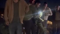 פינוי פצוע בכפר ח'ירבת חומסה אל-פווקה מספר שעות לאחר שהותקף בידי ישראלים (צילום מסך: 'קול רבני לזכויות אדם')