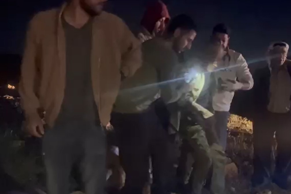 פינוי פצוע בכפר ח'ירבת חומסה אל-פווקה מספר שעות לאחר שהותקף בידי ישראלים (צילום מסך: 'קול רבני לזכויות אדם') פינוי פצוע בכפר ח'ירבת חומסה אל-פווקה מספר שעות לאחר שהותקף בידי ישראלים (צילום מסך: 'קול רבני לזכויות אדם')