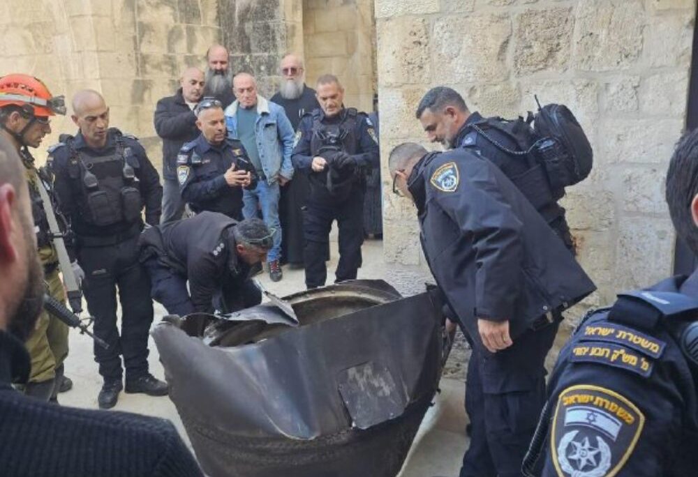 נפילת שבר יירוט בעיר העתיקה בירושלים (צילום: לפי סעיף 27א בחוק זכויות יוצרים) נפילת שבר יירוט בעיר העתיקה בירושלים (צילום: לפי סעיף 27א בחוק זכויות יוצרים)