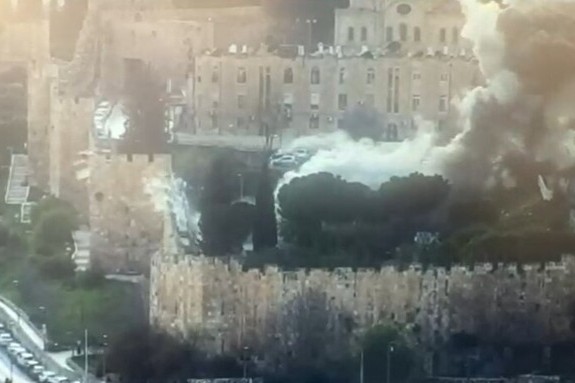 תיעוד מפגיעת שבר יירוט ברובע היהודי בעיר העתיקה בירושלים (צילום: רשתות חברתיות לפי סעיף 27א')
