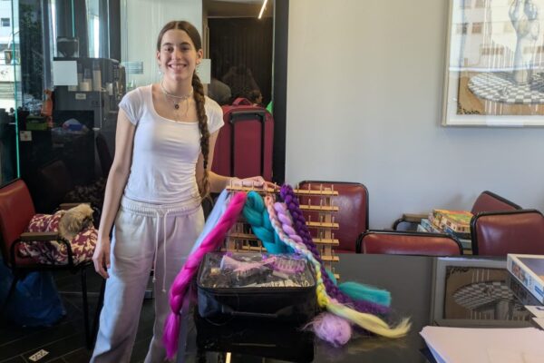 הנערה ליעד שפירא, שקולעת צמות כבר יותר משנתיים במלונות המפונים. "הכשרתי צוות של בנות, הלכנו לאן שביקשו" (צילום: מיכל מרנץ)