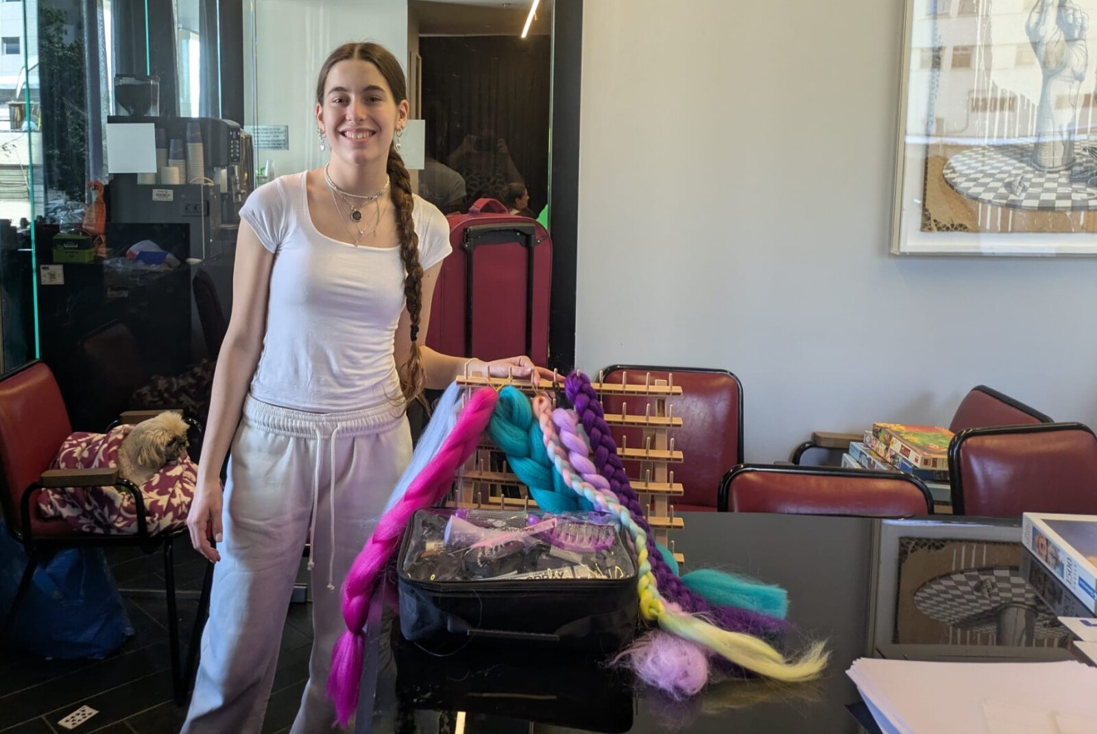 הנערה ליעד שפירא, שקולעת צמות כבר יותר משנתיים במלונות המפונים. "הכשרתי צוות של בנות, הלכנו לאן שביקשו" (צילום: מיכל מרנץ)