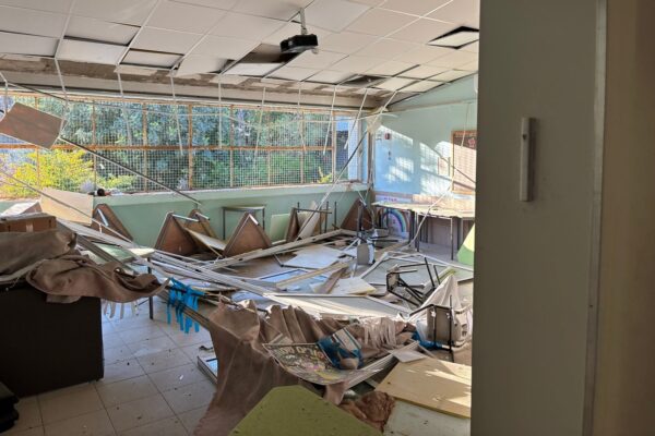 כיתה בבית ספר 'מולדת' בבאר שבע אחרי פגיעת הטיל מאיראן' (צילום: מחוז דרום משרד החינוך)