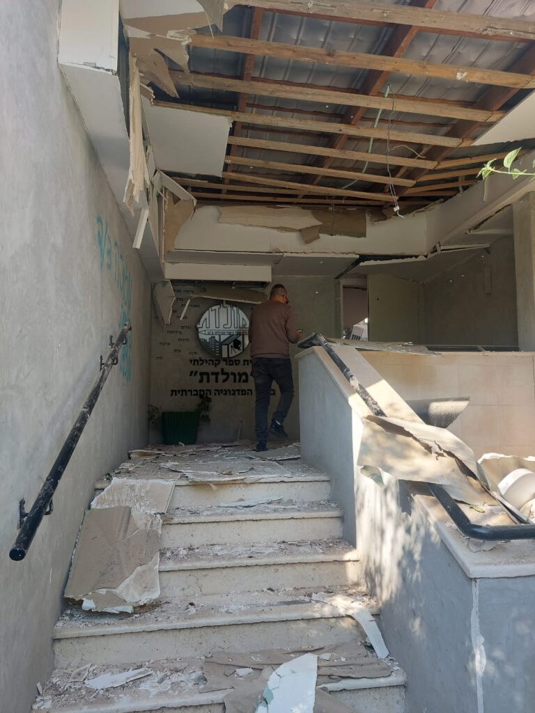 מדרגות בבית הספר מולדת אחרי הפגיעה (צילום: מחוז דרום משרד החינוך)